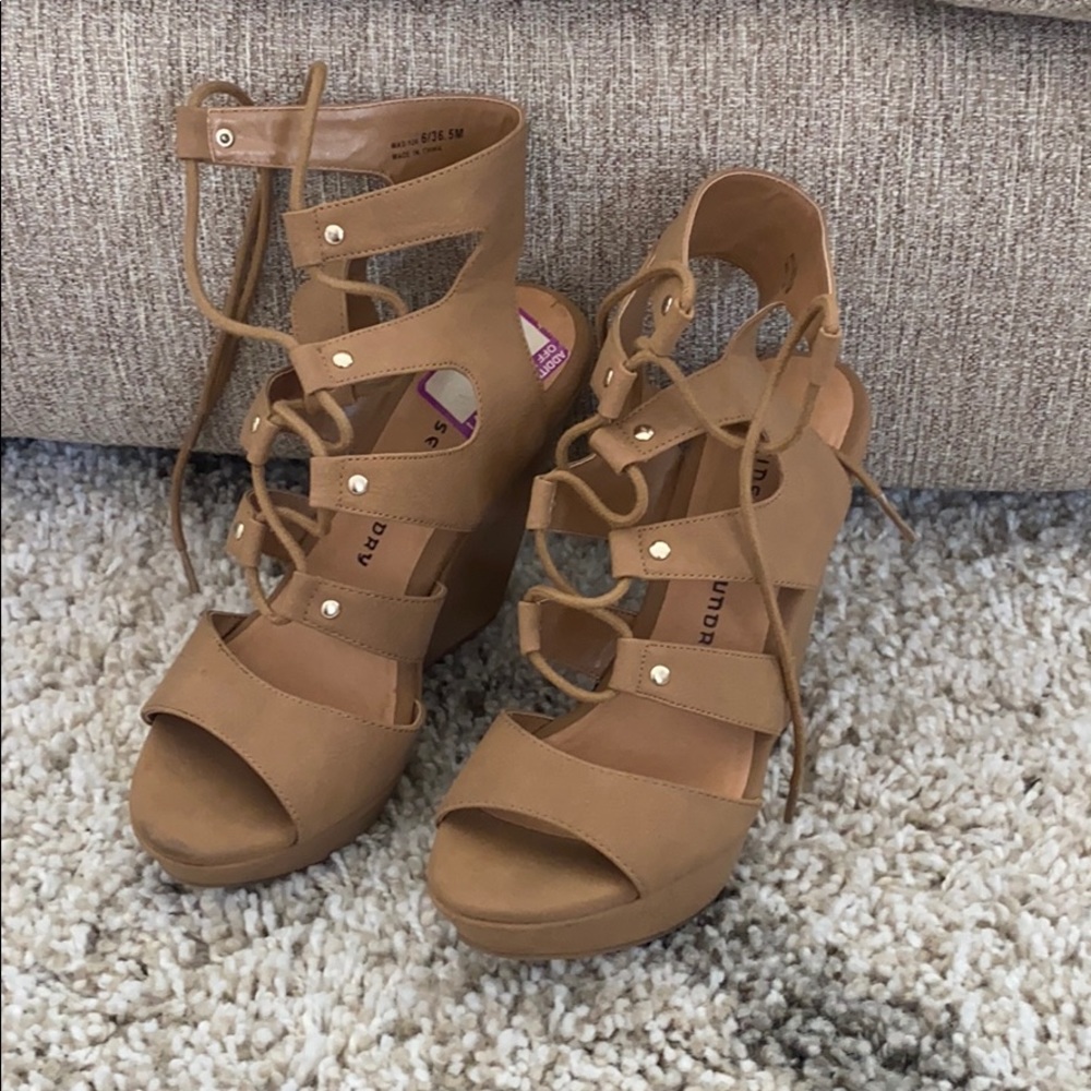 Chinese Laundry Wedges